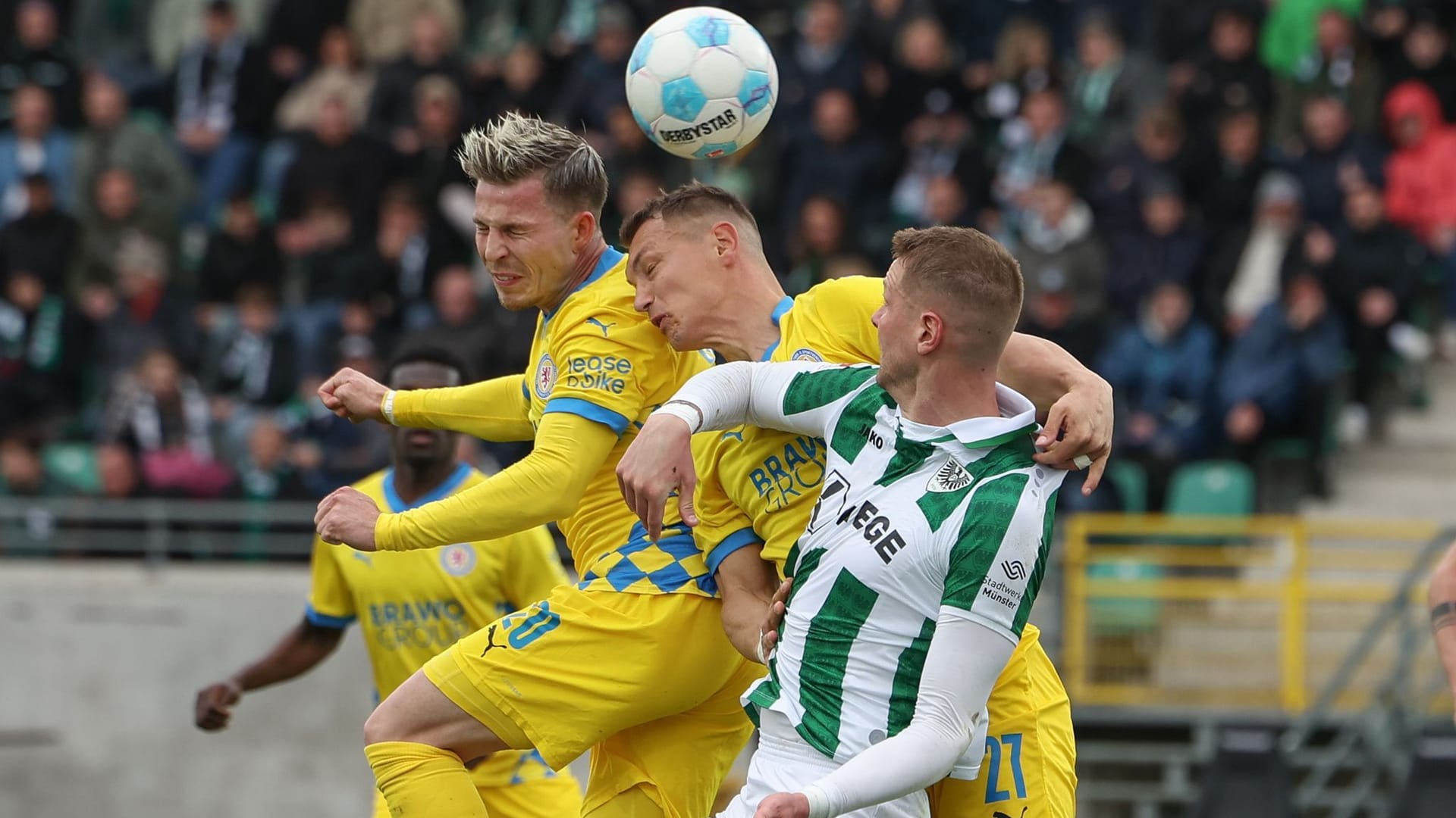 Münsters Holmbert Aron Fridjonsson (right) in the fight for the ball with Braunschweig's Lino Tempelmann (left) and Sven Köhler (M.): The basement duel ends without a winner.