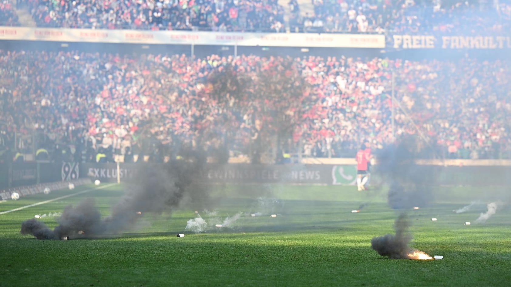 Play disturbed: pyrotechnics on the lawn at the Lower Saxony derby.