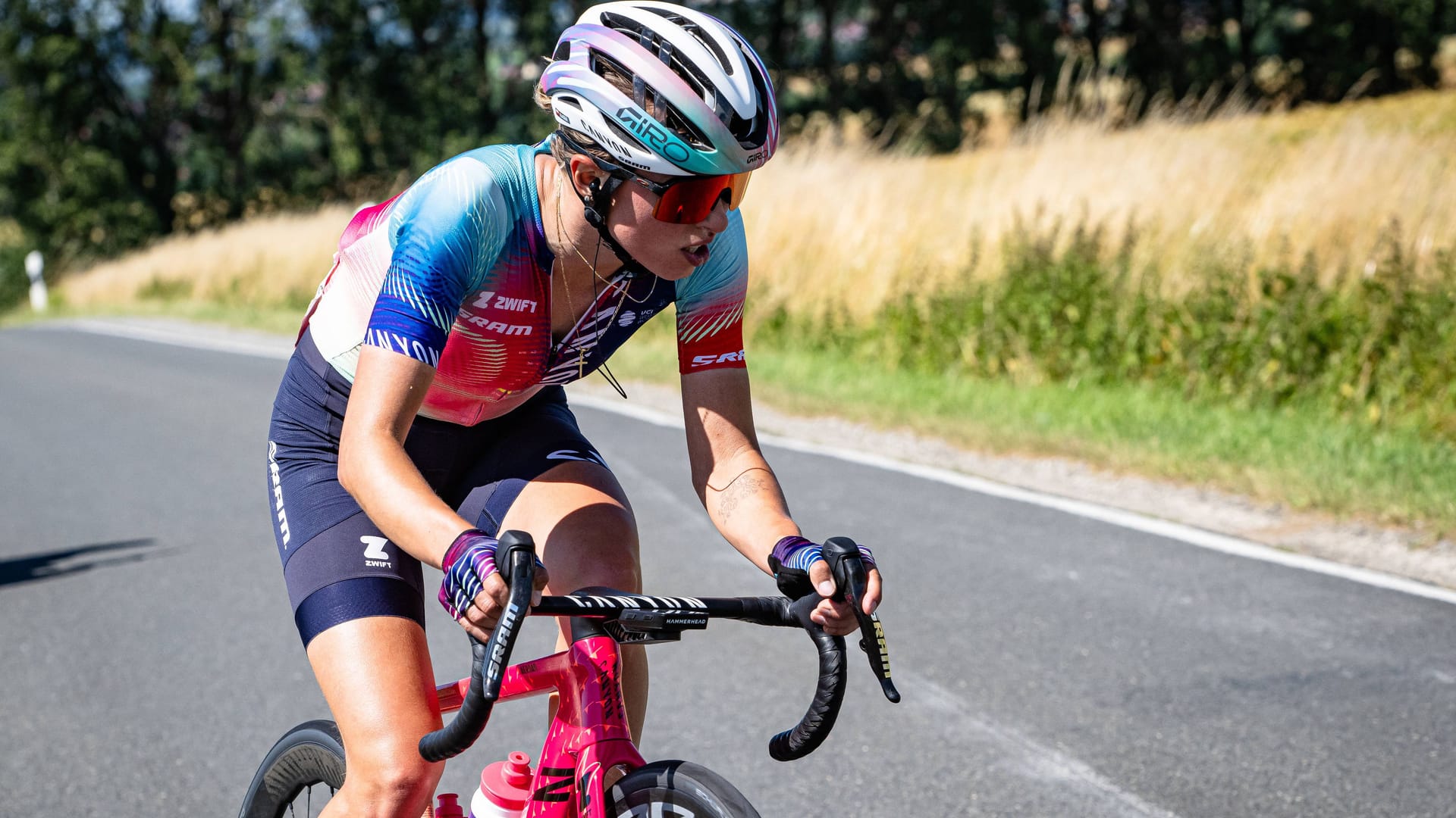 Katarzyna Niewiadoma in a race in the summer of 2024: Now the Polish cyclist has carried numerous injuries after a fall. Katarzyna Niewiadoma in a race in the summer of 2024: Now the Polish cyclist has carried numerous injuries after a fall.