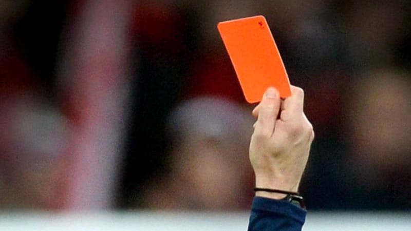 A referee shows the red card (symbol image): Again and again there are attacks on the impartial games.
