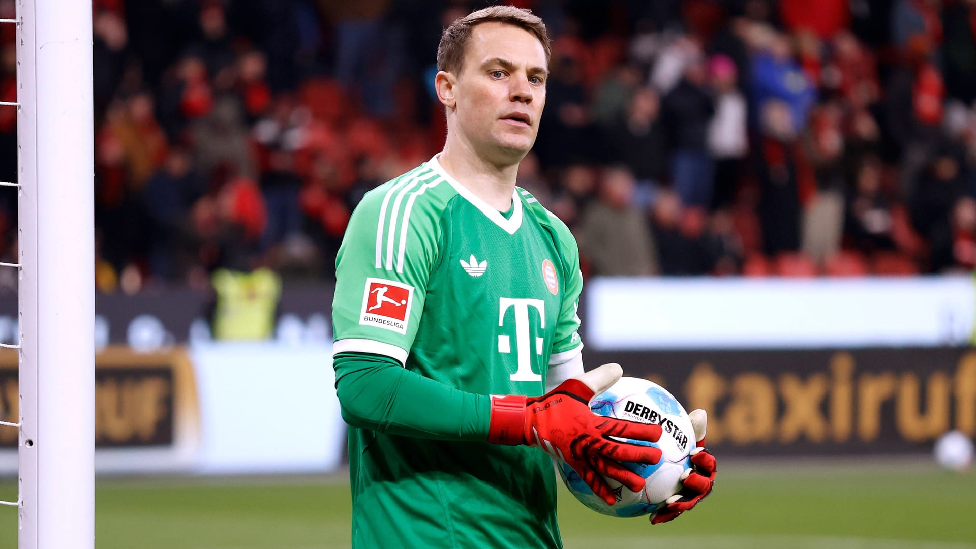 Bayern goalkeeper Neuer on the ball: The 38-year-old also has to prepare for new rules.