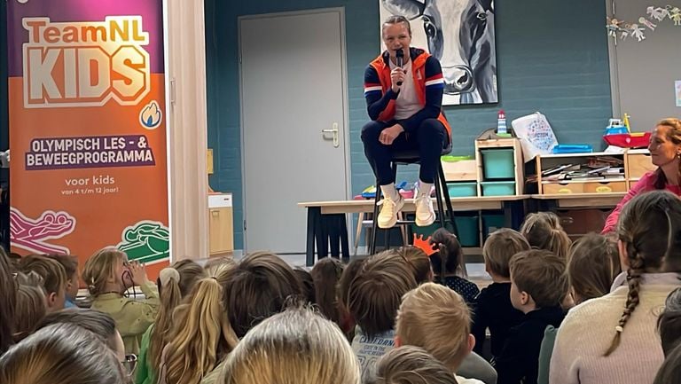 Sanne van Dijke visited her old primary school on Wednesday. (Photo: NOC*NSF)