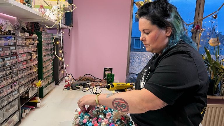 As a distraction against the pain, Lotje makes wreaths in her own studio. (Photo: Floortje Steigenga)