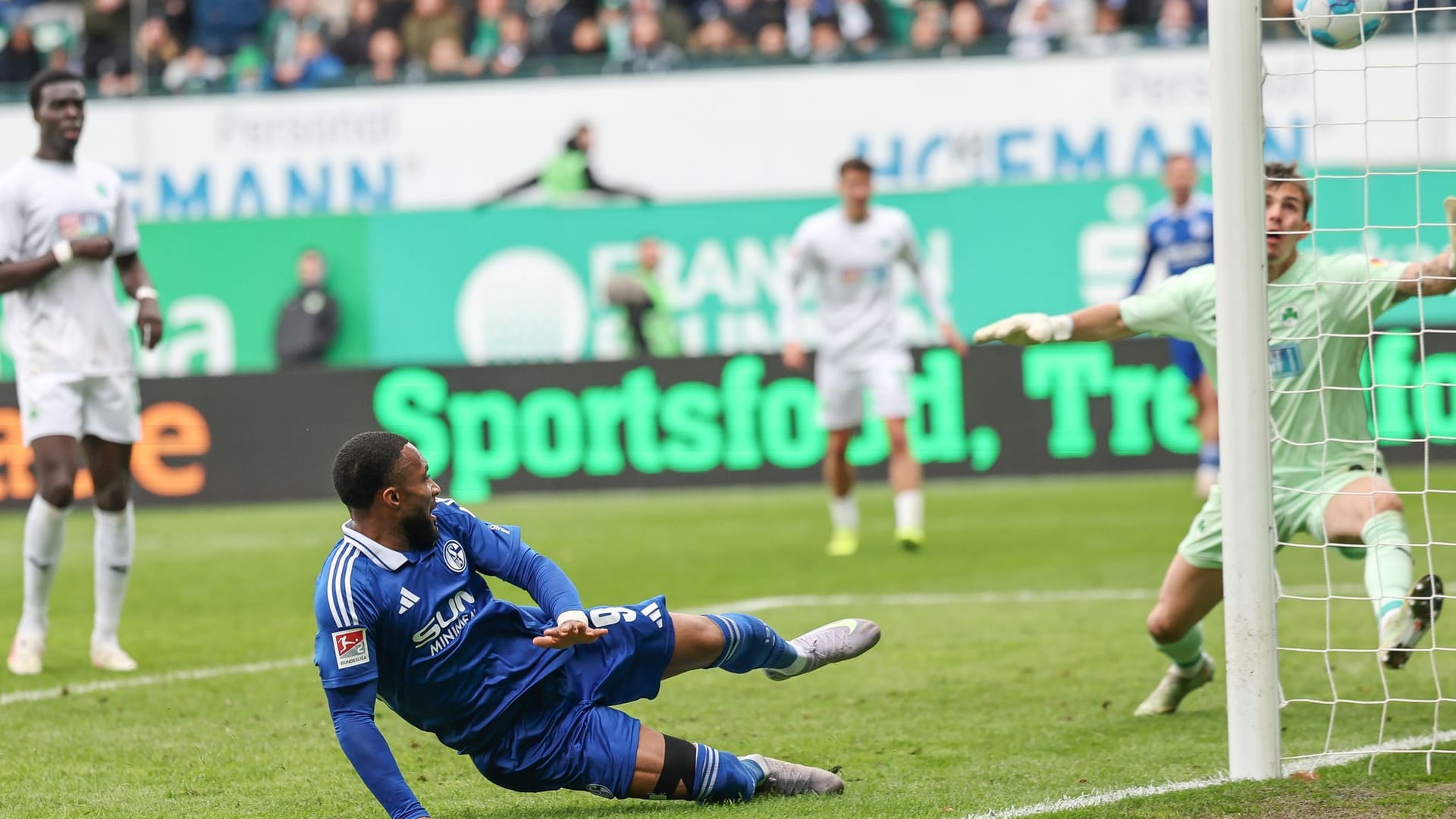 The 3: 3: Schalkes Sylla presses the ball over the line.