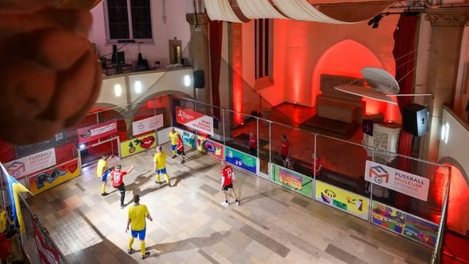 Bizarre picture in Hanover: Football was played in the middle of the Lutherkirche.