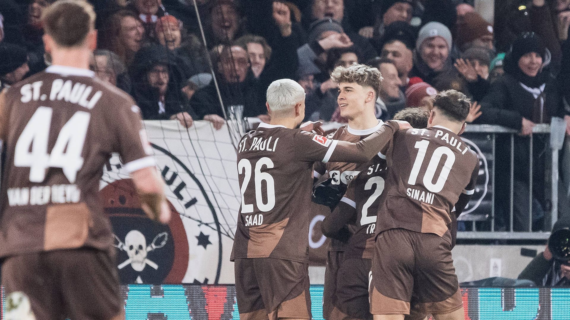 Cheers at FC St. Pauli: The promoted team fights for relegation in the Bundesliga.
