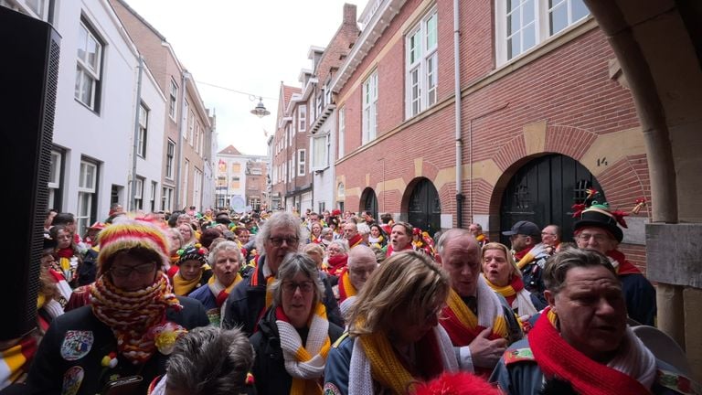 Great crowds at the memorial stone in Oeteldonk (photo: Megan Hanegraaf)