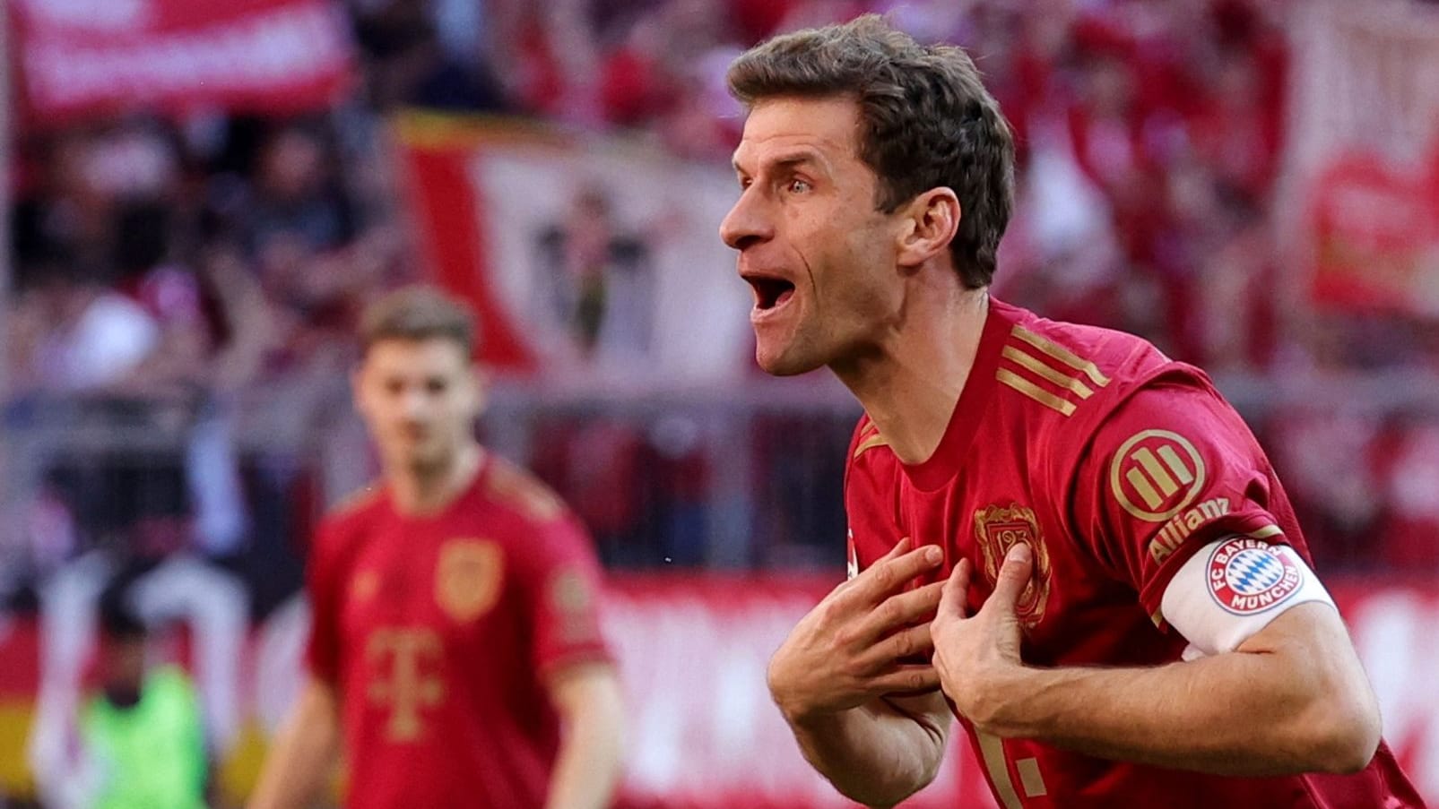 Thomas Müller: He initially takes over the captain's bandage.
