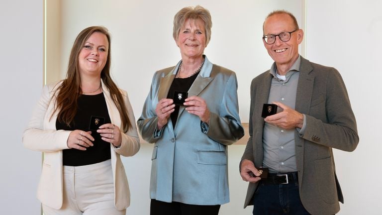 Designer Myrthe Koppelaar, mourning counselor Lisianne Fennema and director Roel Stapper van Zuylen with the mourning reminder.