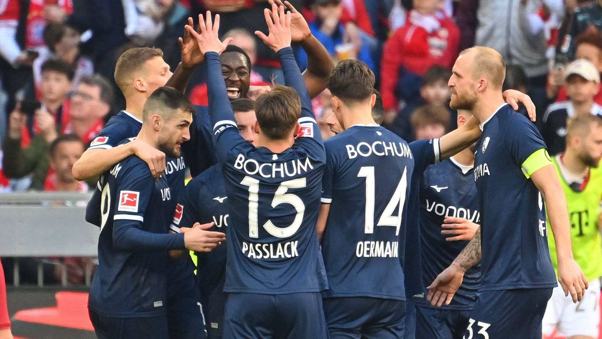 Cheers at Bochum: With his away win at FC Bayern, VfL contributed to a novelty in the Bundesliga.