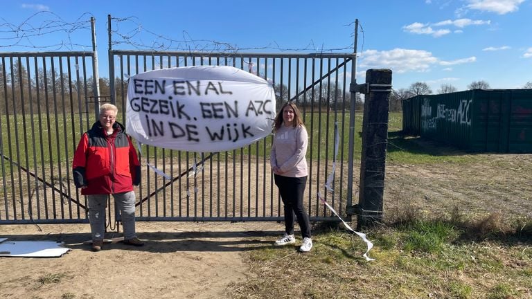Saskia Frunt and Chantal Verhagen protest against the arrival of the AZC in Berlicum (photo: Omroep Brabant)