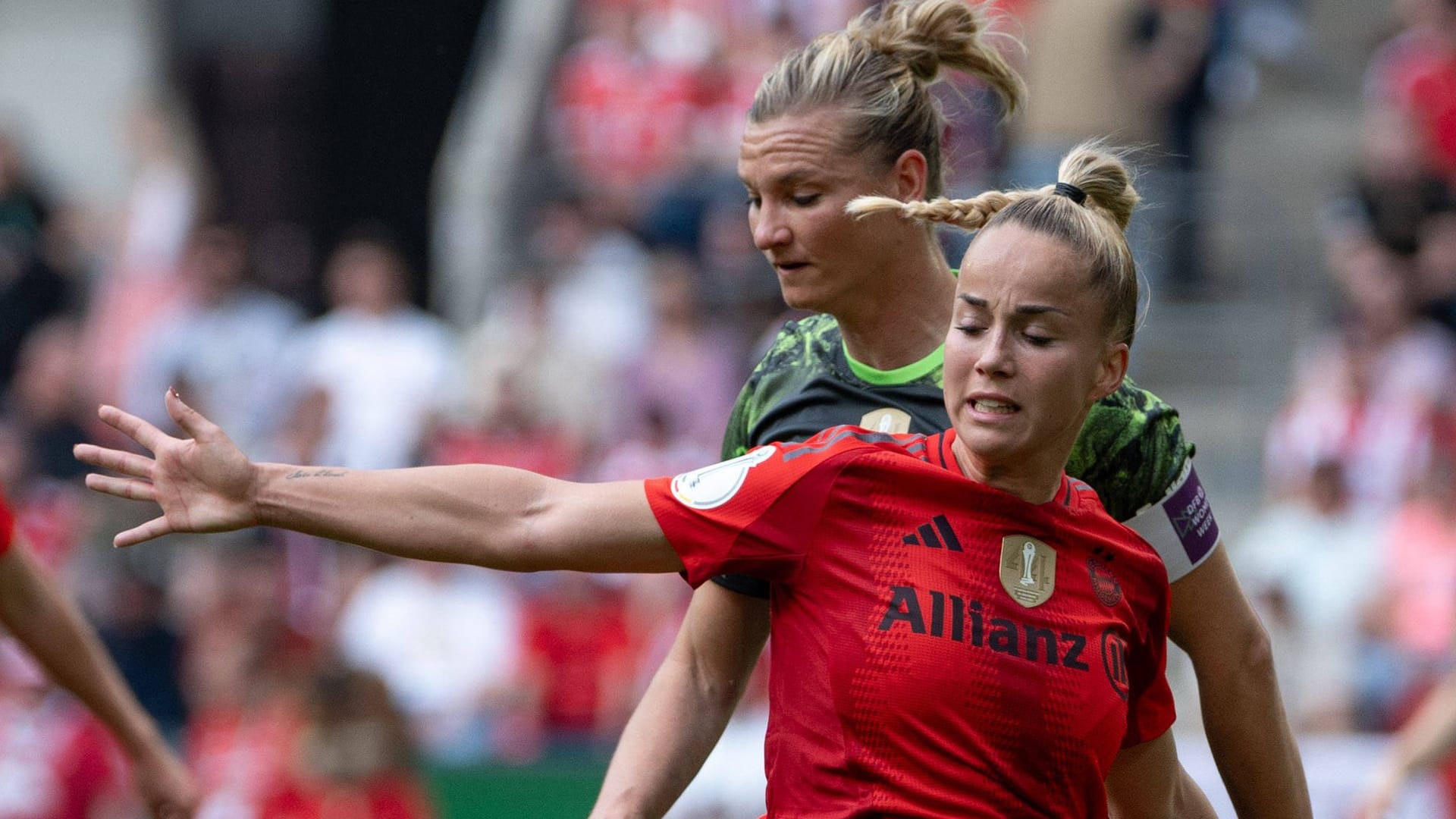 Giulia Gwinn in a duel with Alexandra Popp (back): VfL is one of Bayern's pursuers.