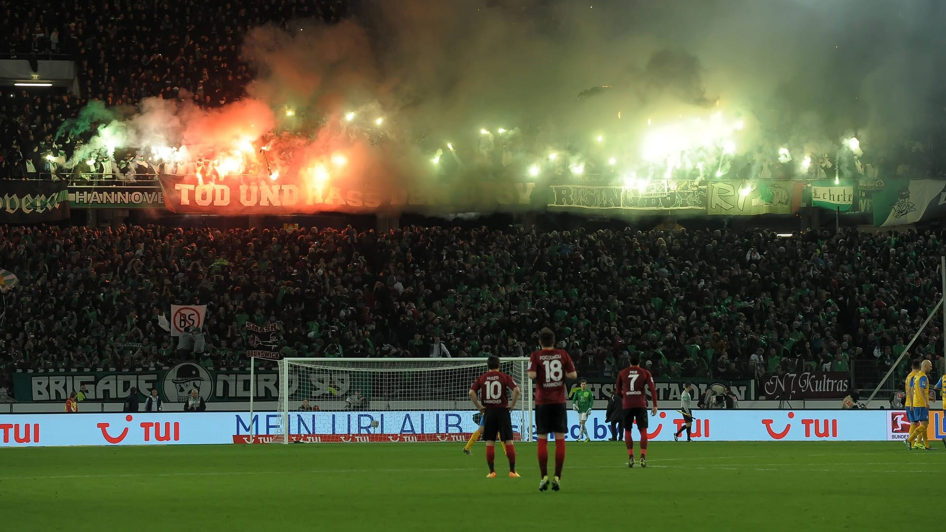 Fans of Hanover ignite pyrotechnics (archive picture): Due to fan riots in the past, guest fans are excluded at the derby.