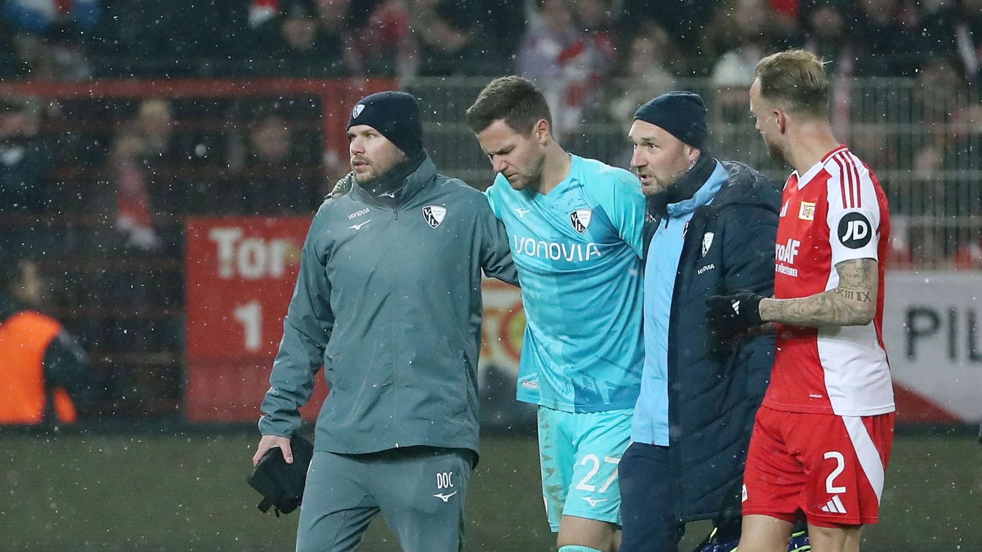 Bochum's goalkeeper Patrick Drewes playing against Union Berlin (archive picture): He was hit by a lighter.