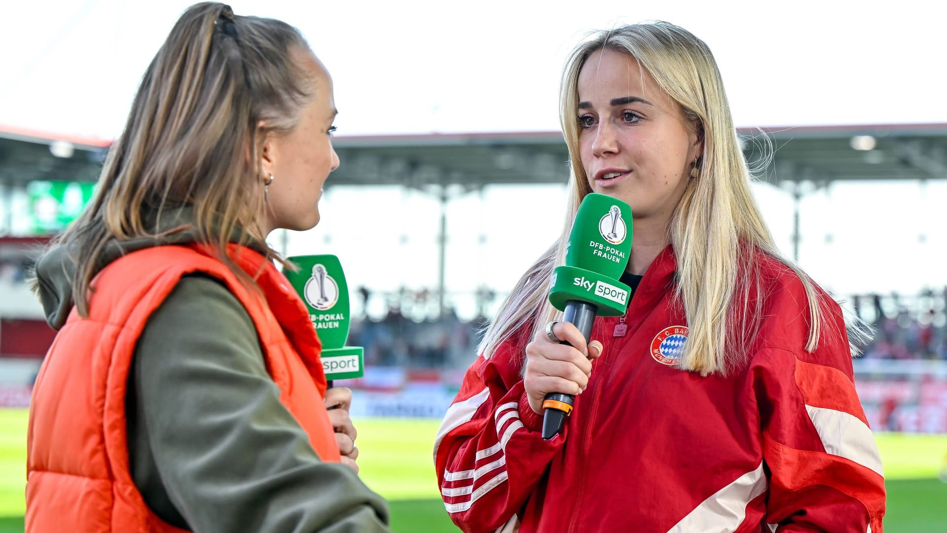 Clear words: Giulia Gwinn in conversation during the half-time break with Sky presenter Nele Ocik.