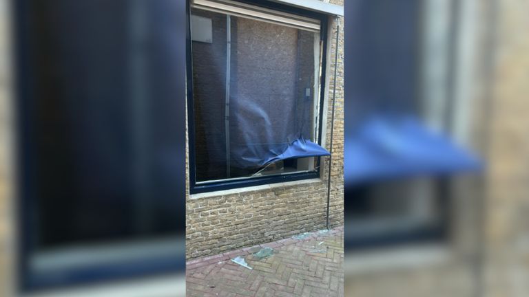 The window was smashed with a stone (photo: Kevin Rijken).