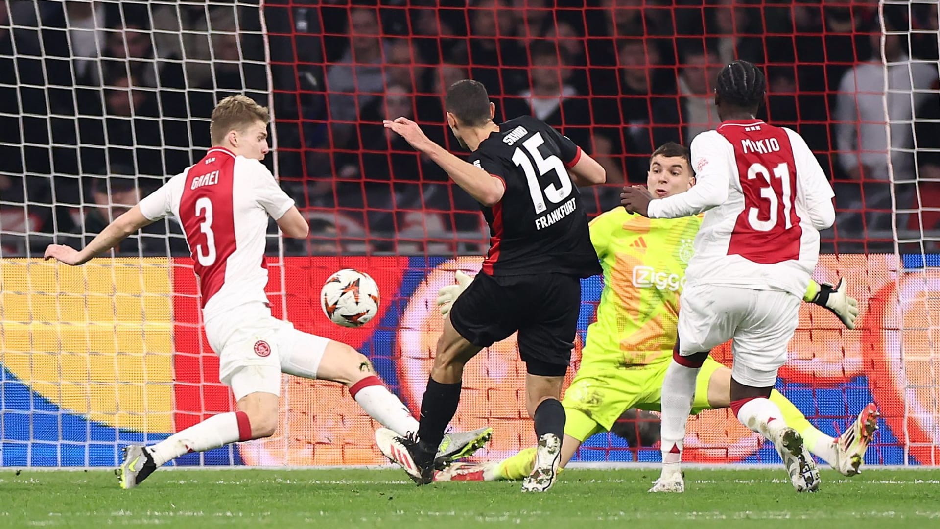 The Frankfurt winning goal: Ellyes Skhiri meets 2-1 at Ajax. The Frankfurt winning goal: Ellyes Skhiri meets 2-1 at Ajax.