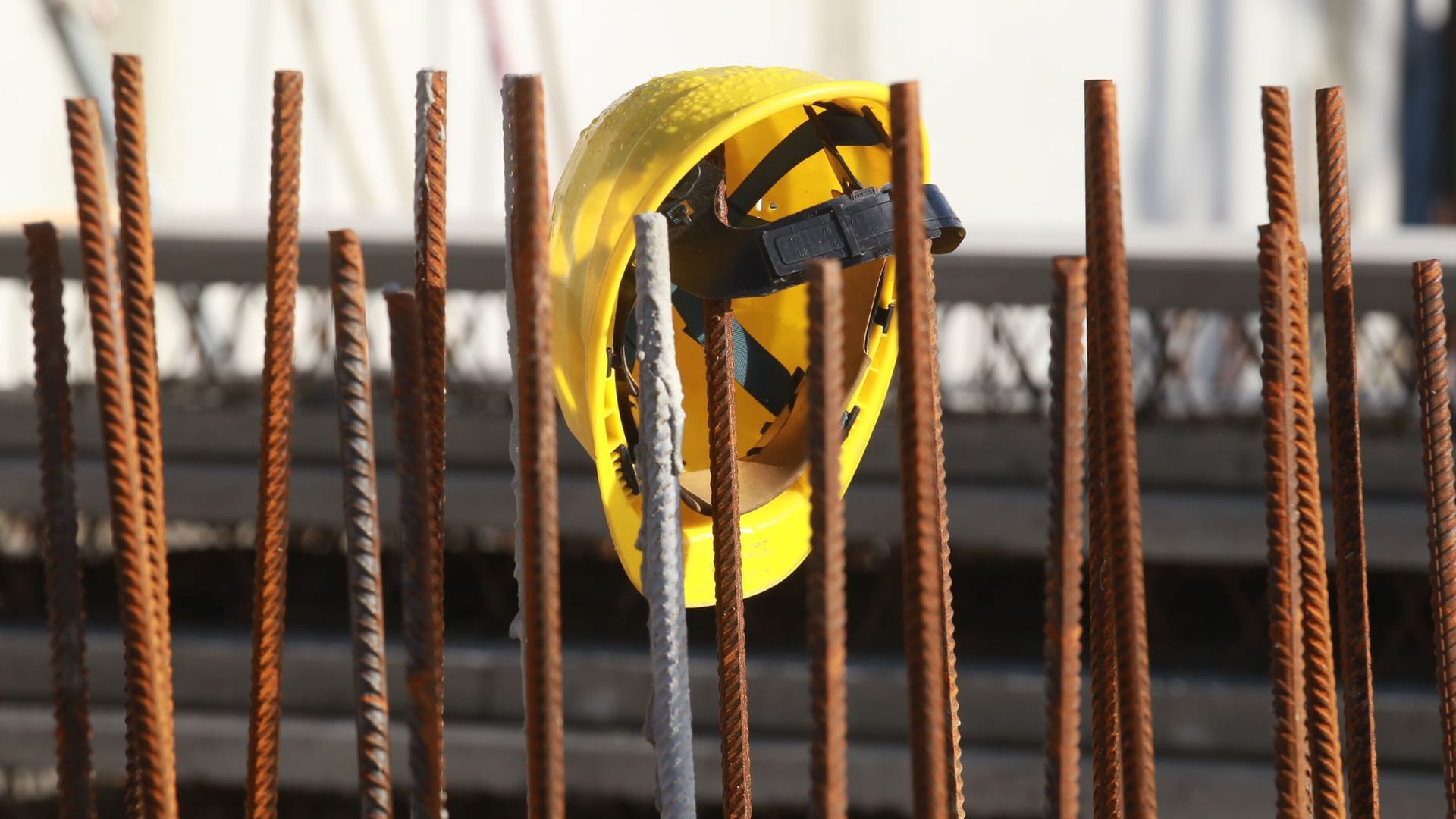 A helmet hangs on a construction site (symbol image): Suitable staff is also desperately searched for on the construction.