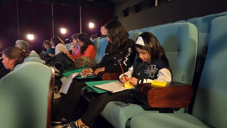 Sarah (13) and girlfriend Emma (9) during the workshop of Aaron Blaise (photo: Noël van Hooft).