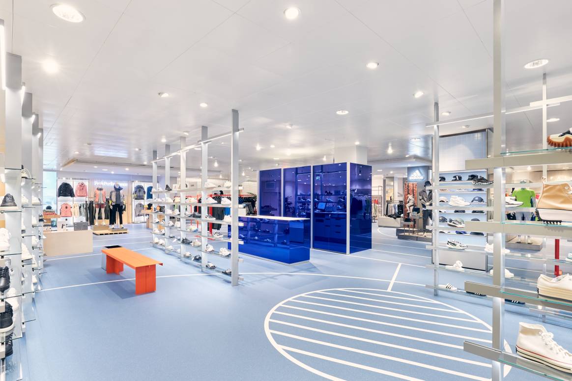 Running shoes and sports clothing between streetwear and sneakers in the KaDeWe