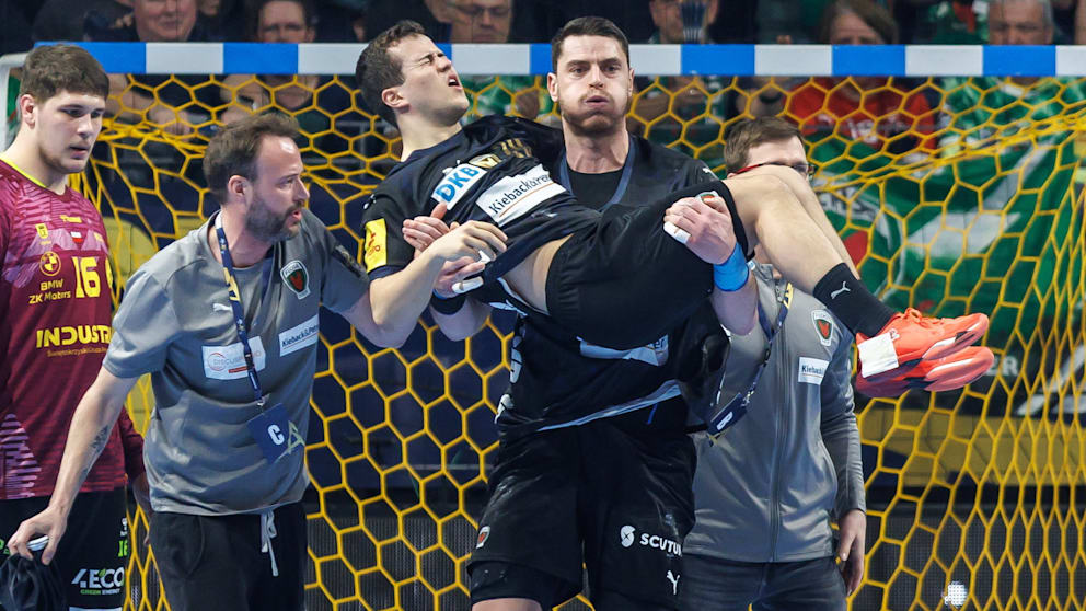 Mijajlo Marsenic (32) trägt seinen verletzten Team-Kollegen Tim Freihöfer (22) vom Parkett
