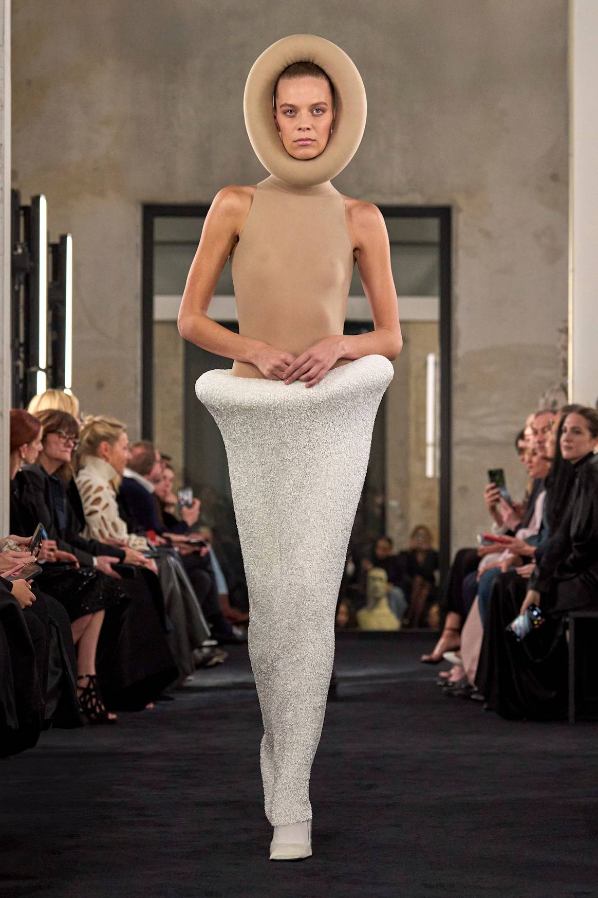 Alaïa FW25. Pieter Mulier, Direttore Creativo di Alaïa, Vince IL Karl Lagerfeld Award for Innovation