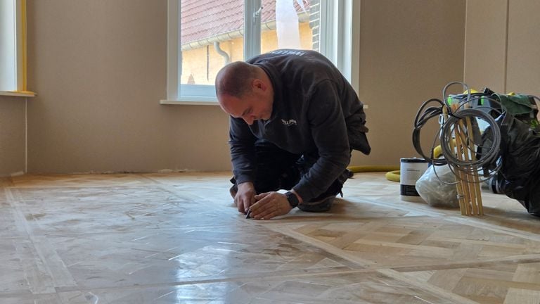 Nick van der Velden is busy with the floors in the castle (photo: Noël van Hooft).
