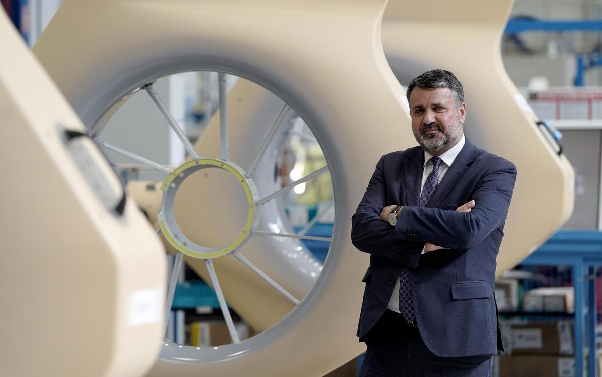 José María Rubio, directivo de Airbus Heilcopters, junto a colas que se fabrican en Albacete