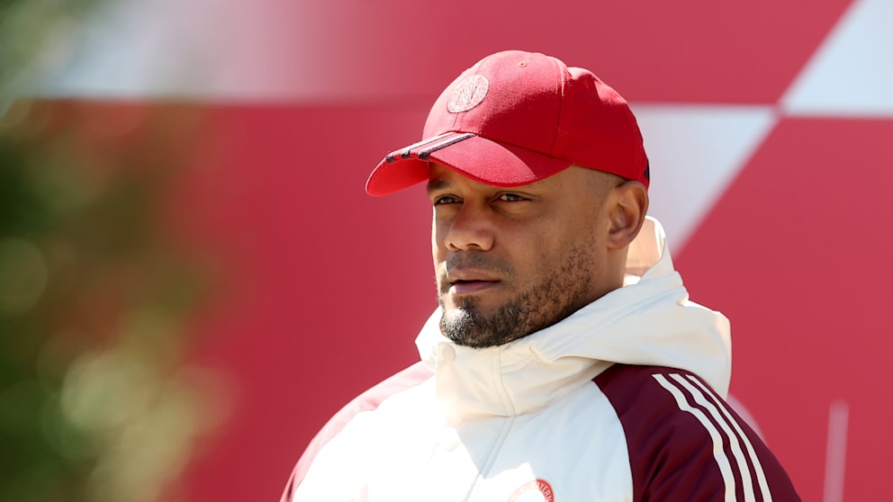 Was kann man aus diesem Gesicht ablesen? Bayern-Trainer Vincent Kompany (38) auf dem Weg zum Abschlusstraining am Montagmittag