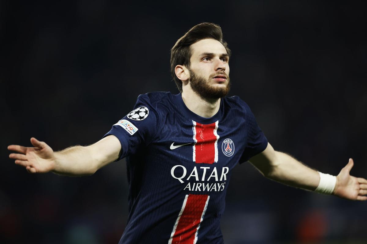 PARIS (France), 09/04/2025.- Khvicha Kvaratskhelia of PSG celebrates after scoring the 2-1 goal during the UEFA Champions League quarter-finals 1st leg soccer match between Paris Saint-Germain and Aston Villa, in Paris, France, 09 April 2025. (Liga de Campeones, Francia) EFE/EPA/YOAN VALAT