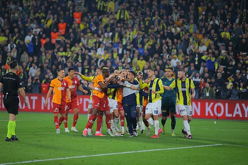 Galatasaray'da hangi futbolcular cezalı?
