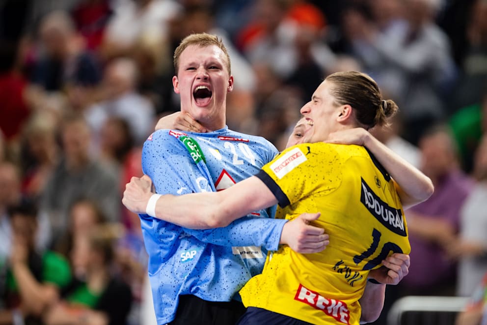 Der Moment des Pokal-Triumphes 2023! Juri Knorr (24/.) und David Späth (22) feiern das 36:34 nach Siebenmeterwerfen gegen den SC Magdeburg
