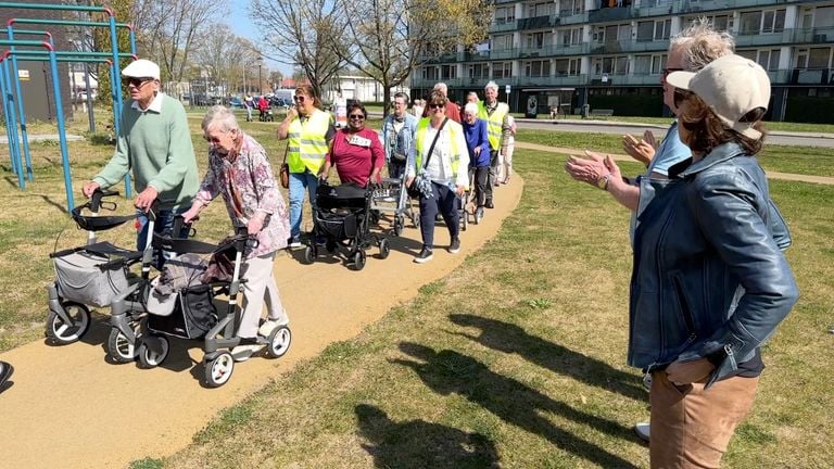 Elderly during the Bob's walker run (photo: Omroep Brabant).