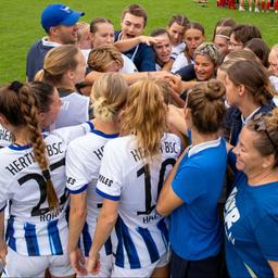 The players of the Hertha women are happy. (Photo: Imago / Beautiful Sports)