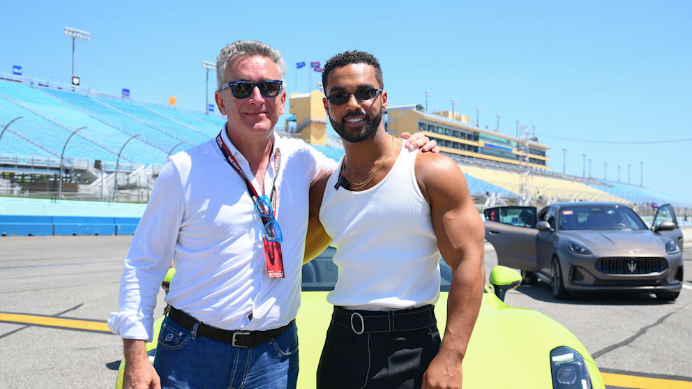 Schauspieler Lucien Laviscount an der Strecke mit Formel-E-Gründer Alejandro Agag