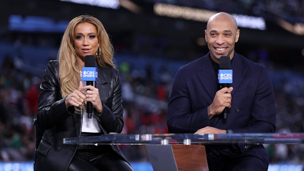 Kate Scott mit den CBS-Experten Thierry Henry, Jamie Carragher und MIcah Richards (v. l.) im Studio