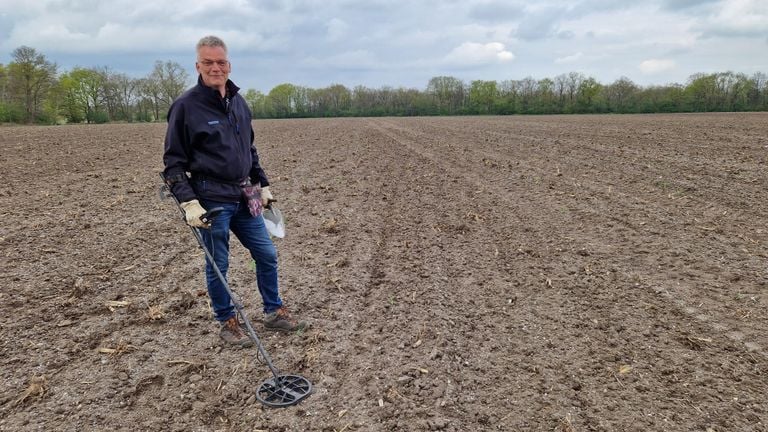 Jaap de Jong with his metal detector (photo: Tom Berkers / Omroep Brabant)