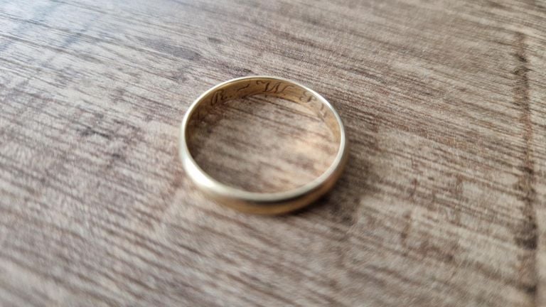 The recovered wedding ring (photo: Tom Berkers / Omroep Brabant)