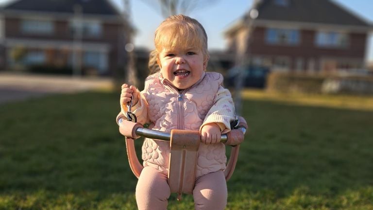Nora has dwarf growth. Nora's parents are co-initiator of the petition (private photo).