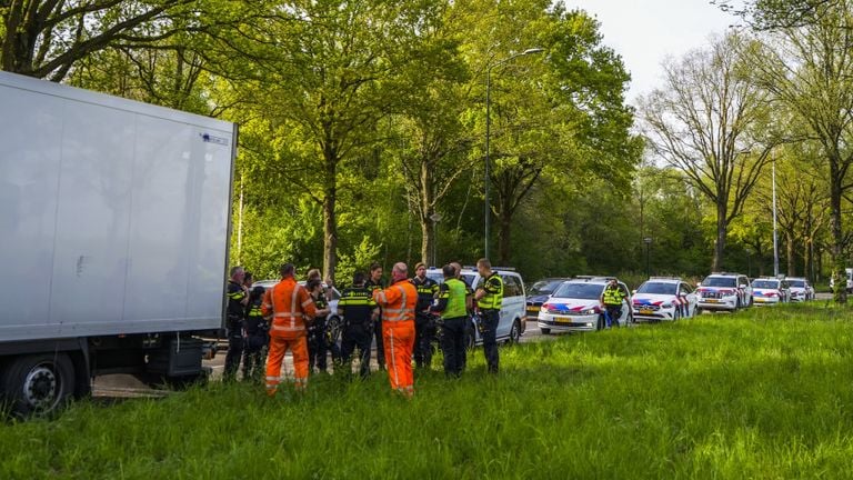 Agents consult with staff from the salvage company, police cars are ready (photo: SQ Vision).