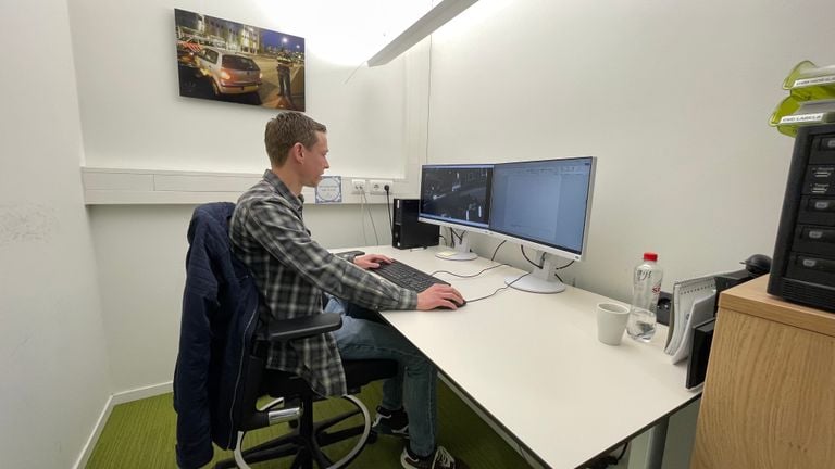 Gijs analyzes camera images (photo: Raymond Merkx).