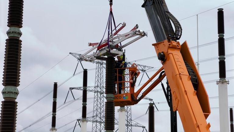 In Tilburg Noord hard work is being done on a new high -voltage station (photo: Jan Peels).
