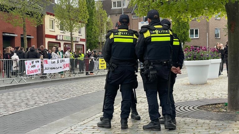 Many police at protest Uden (Photo: Jos Verkuijlen