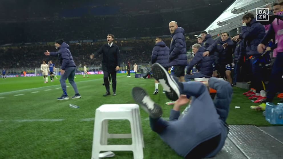 Der Balljunge liegt auf dem Boden