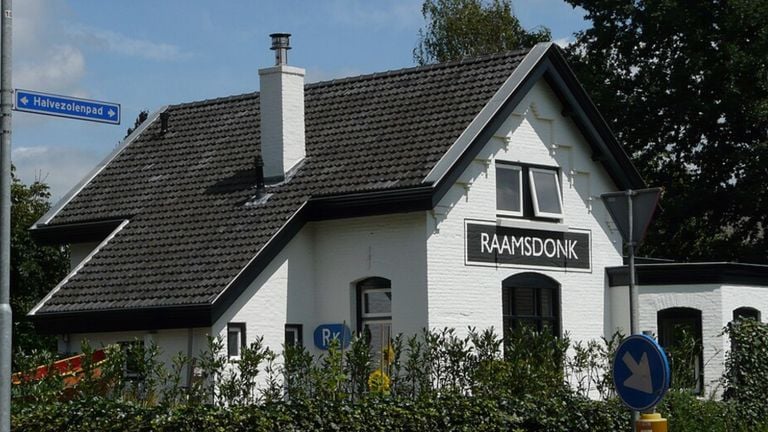 The former Station of Raamsdonk, along the Halvezolenpad (photo: G. Lanting - Wikimedia Commons).