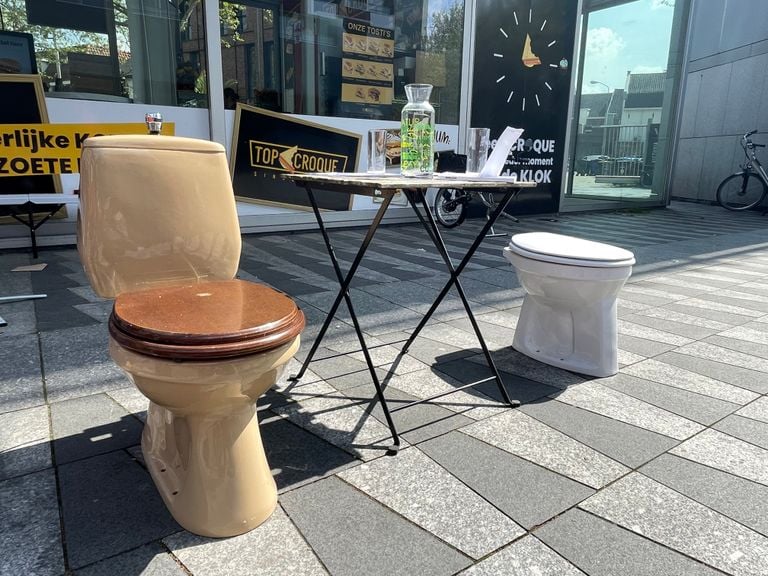 These and three other toilets were on the square (photo: Raymond Merkx).