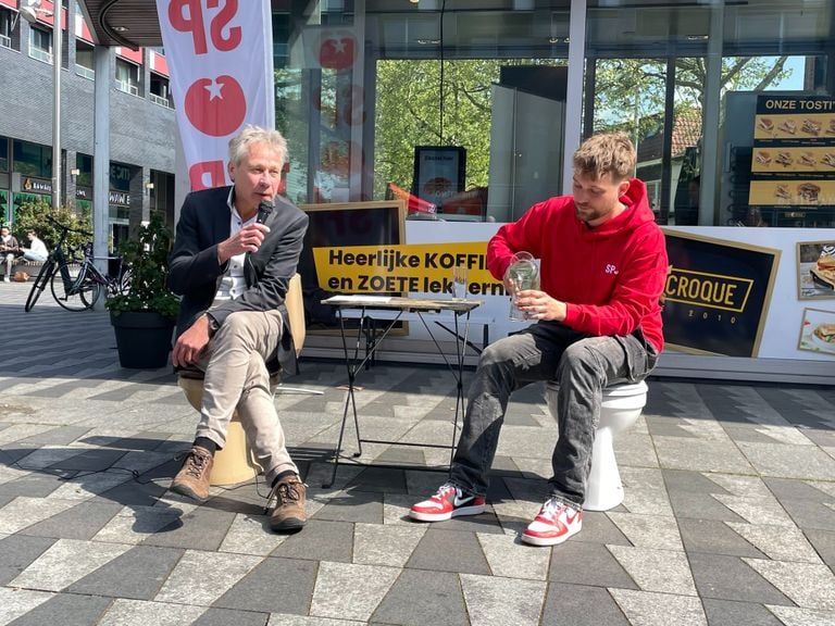 Alderman Grashoff (left) on the Golden Pot (photo: Raymond Merkx).