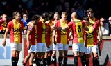 Oliver Antman (fourth from the right) is thanked by his teammates after he has given the assist for the 1-0 against FC Utrecht. Photo Gerrit van Keulen 