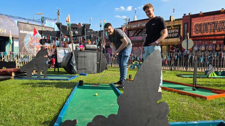 Mini golf on Paaspop (photo: Noël van Hooft).