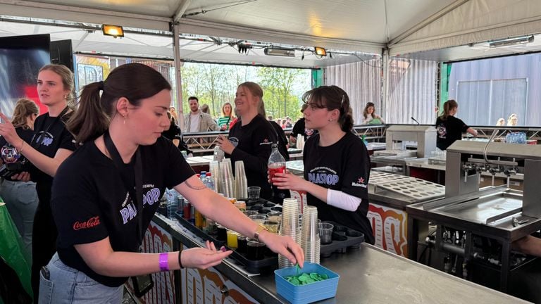 Nelle and Hannah are experiencing the atmosphere at the festival between the hard work (photo: Omroep Brabant).